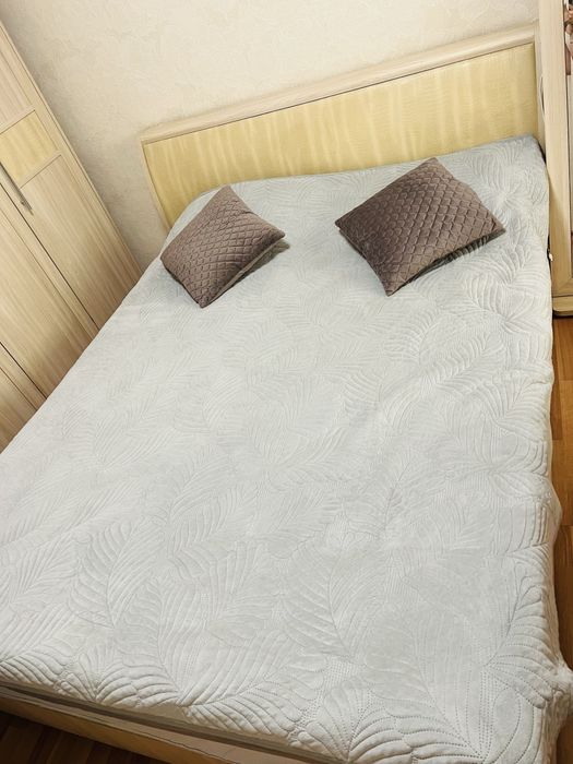 Двох спальне ліжко