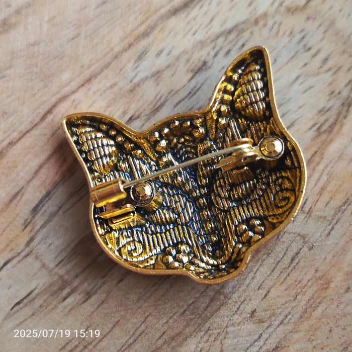 Nowa przepiękna metalowa broszka biało-czarny kot z niebieskimi kamien