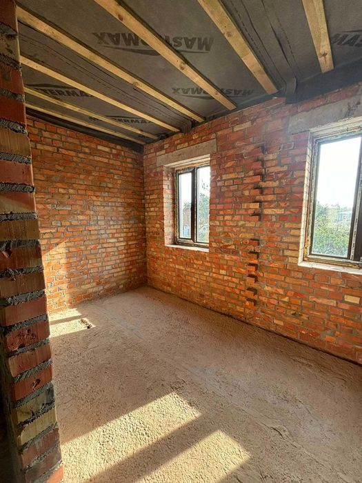 Новий таунхаус з червоної цегли в центральній частині міста. Галина