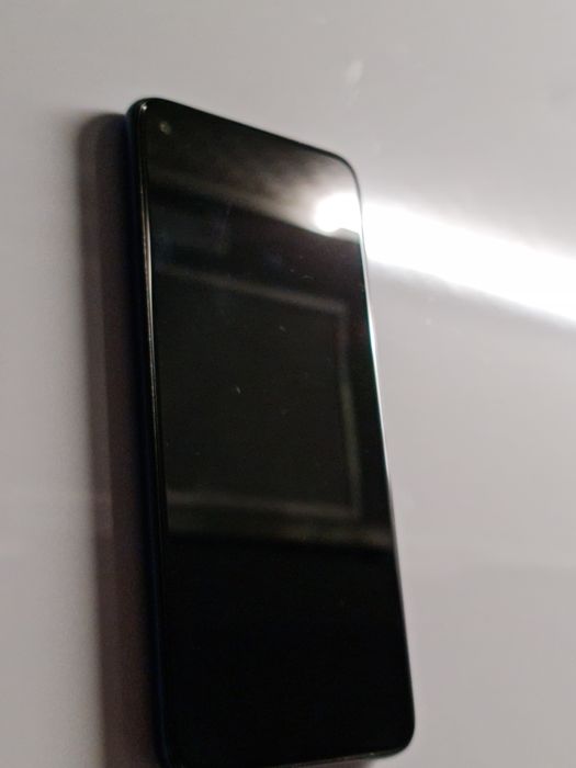 Motorola Moto G8 XT2045-2 + ładowarka z kablem + etui + karta microSD