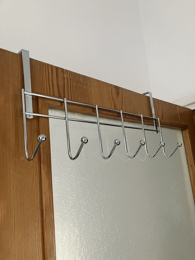 Wieszak metalowy czarny/aluminiowy na drzwi dl.46 cm