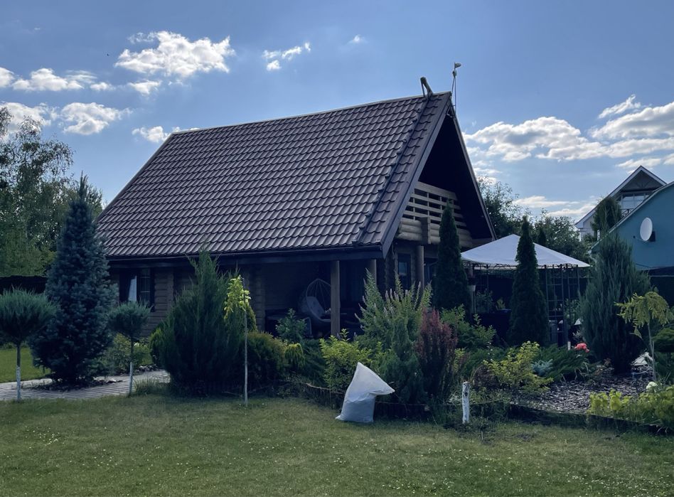 Гарний будинок з каміном!