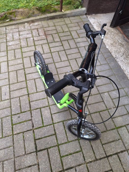 Hulajnoga na gumowych kółkach