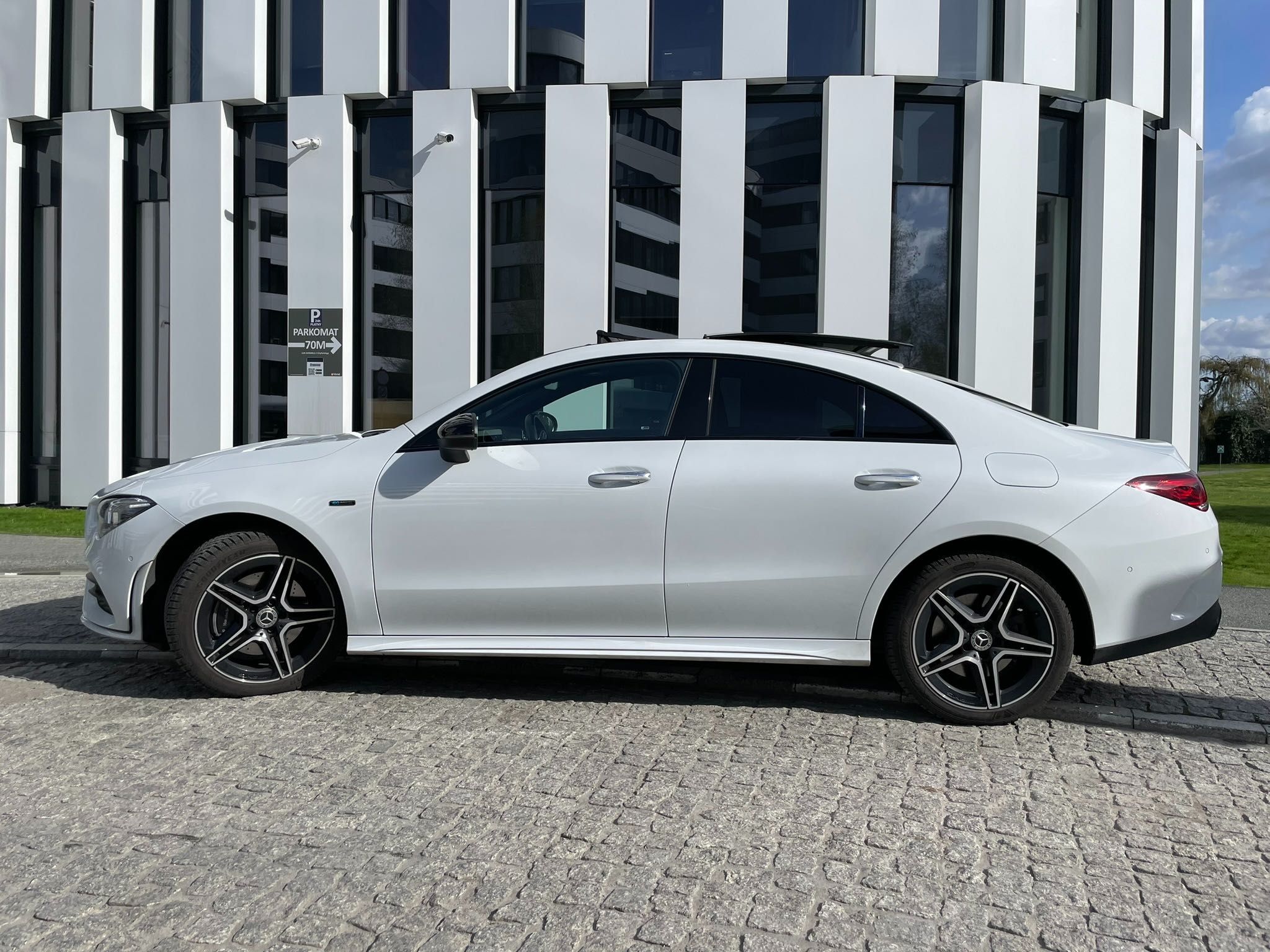 Auto do ślubu Mercedes CLA pakiet AMG, wynajem z kierowcą 700 zł