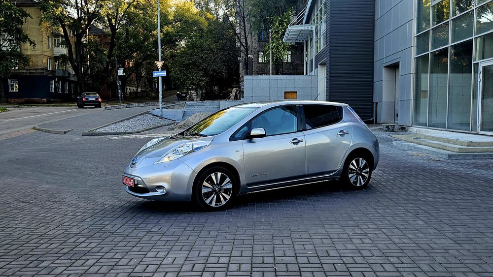 Nissan leaf 2015р. 24кв. 10поділок. Свіжа.