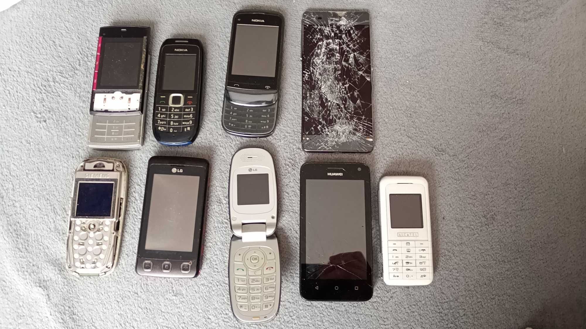 Zestaw uszkodzonych telefonów