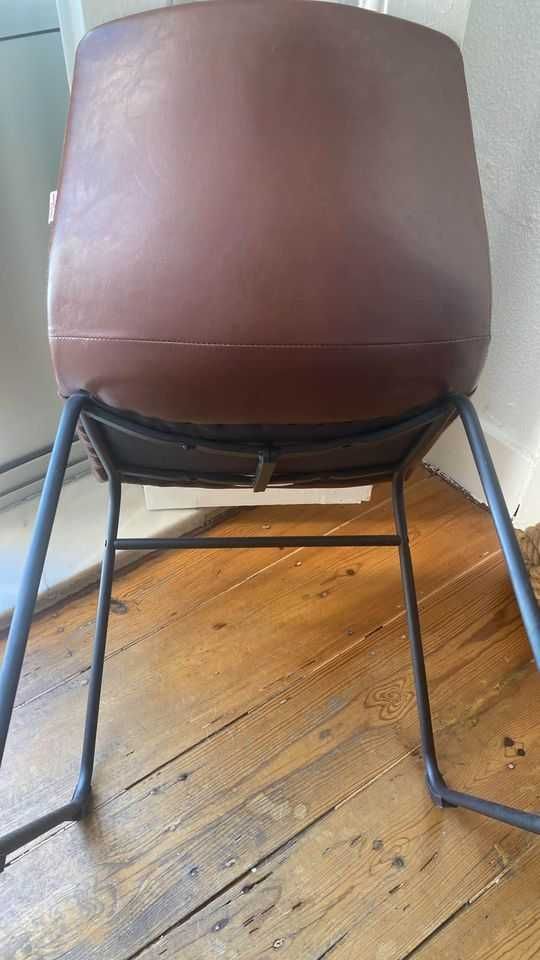 Cadeira de couro artificial castanho