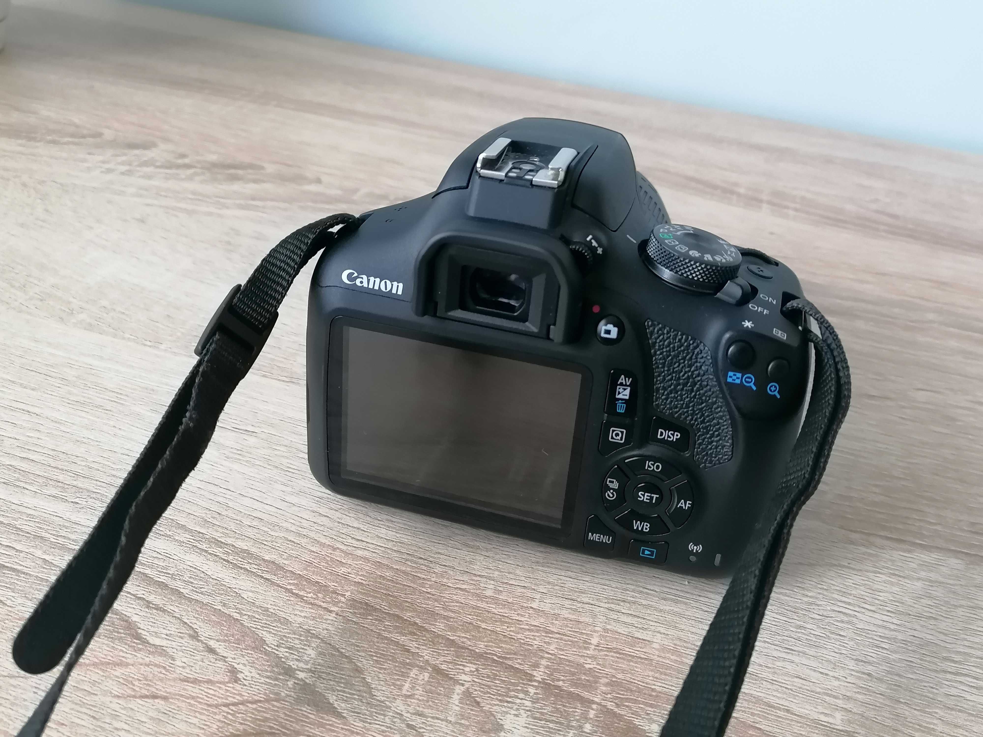 Aparat Canon D2000 z obiektywem 18 - 55