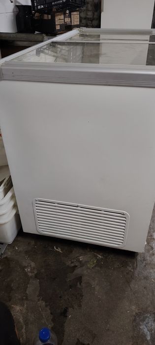 Vende-se arca de congelação