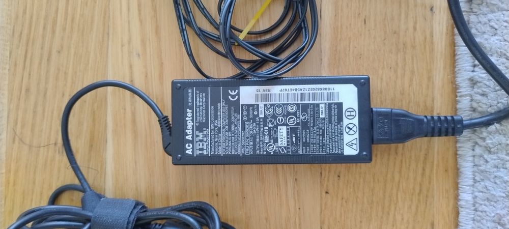 Зарядні до ноутбука.