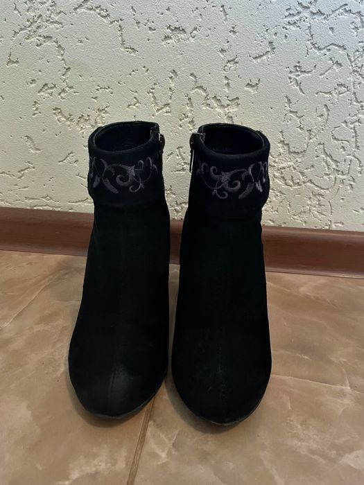 Ботінки замшеві 37 р