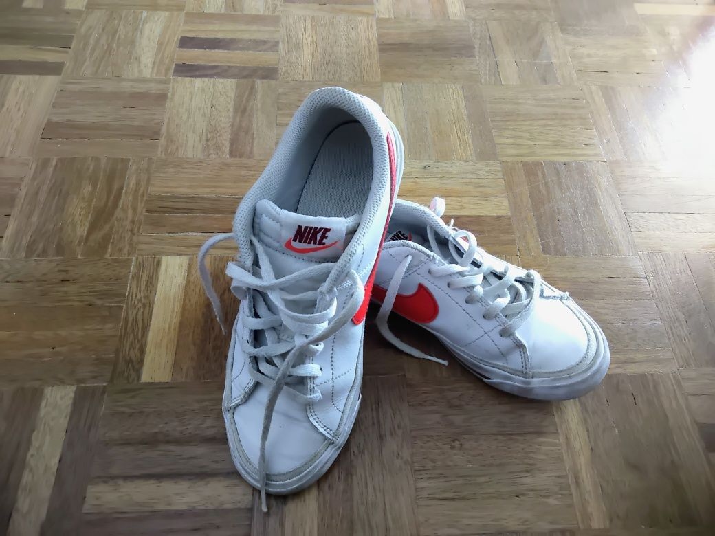 Tênis de criança . Tamanho 37,5 Marca Nike.