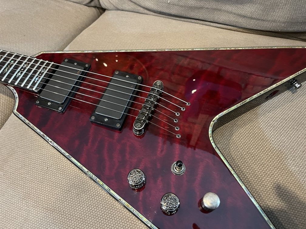 Gitara leworęczna Schecter Hellraiser V1 EMG FLYING V