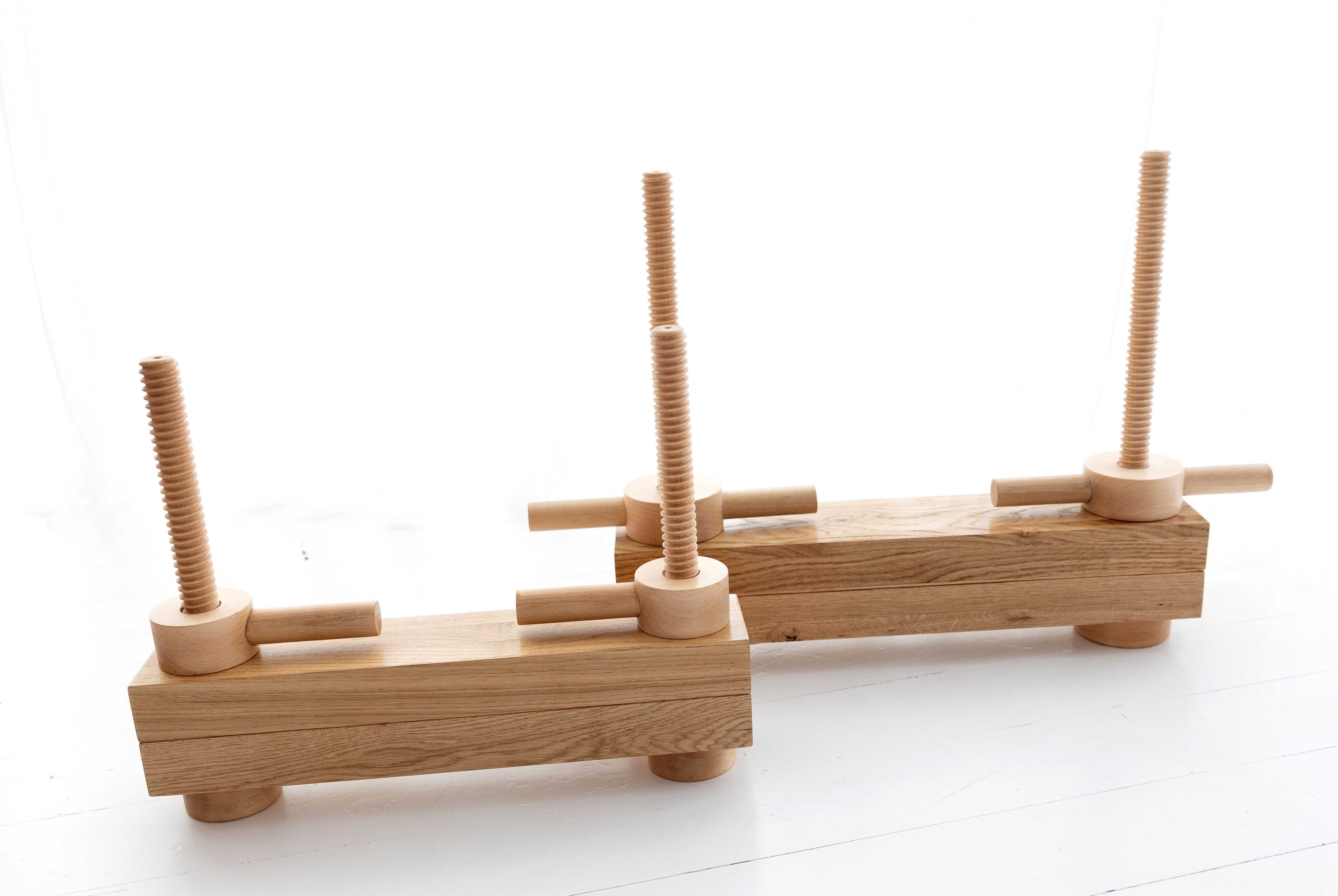 Duża drewniana belka introligatorska - Large wooden bookbinding beam.