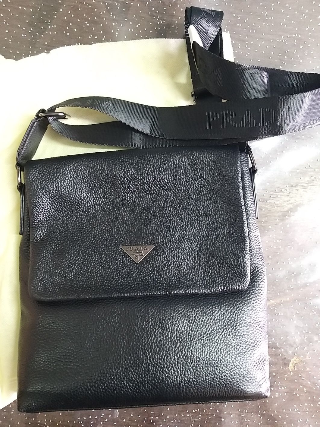 Продам мужскую сумку через плечо PRADA