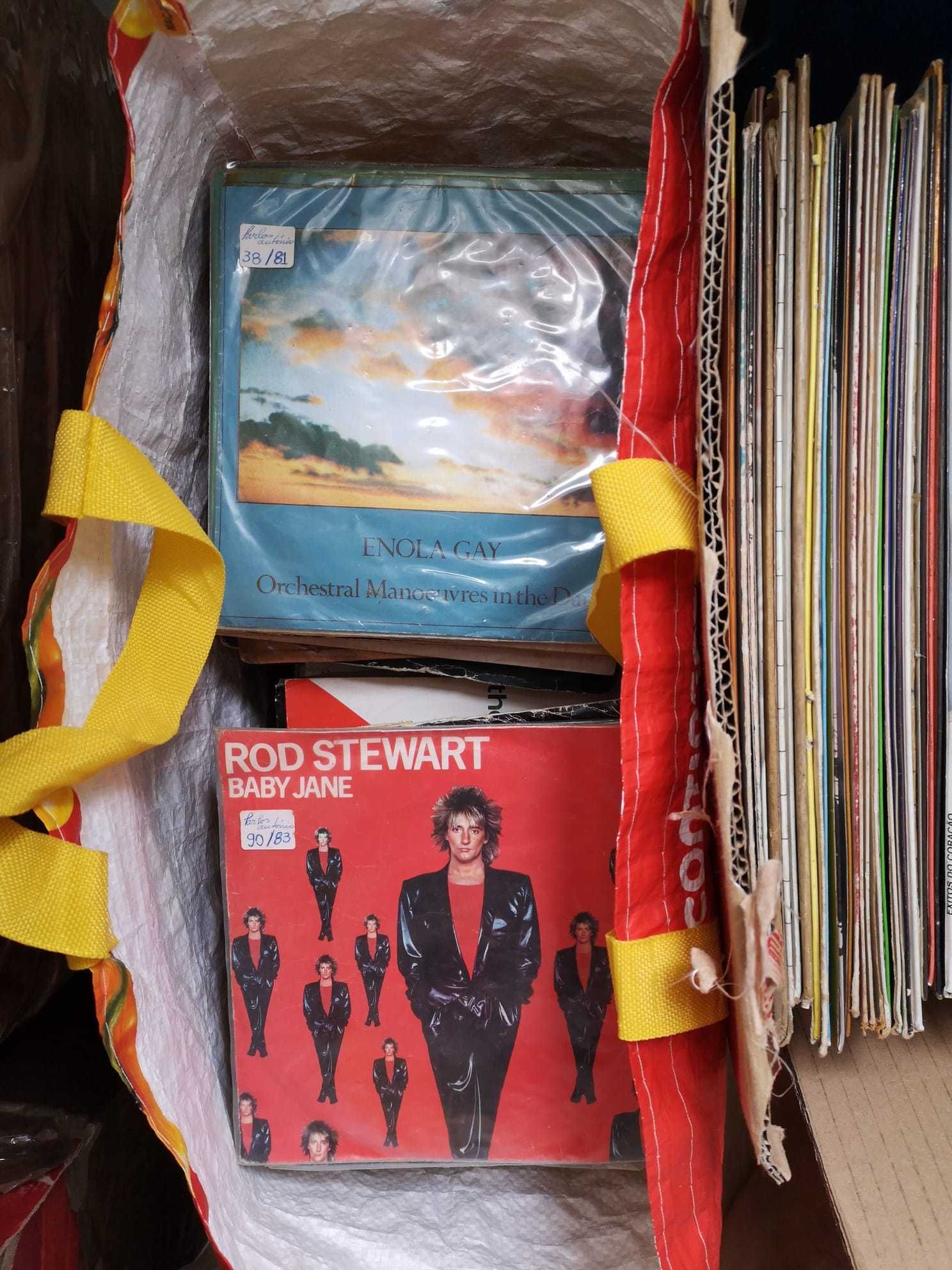 Conjunto de 90 LPs + 224 singles + 1 caixa com 8 LP's!