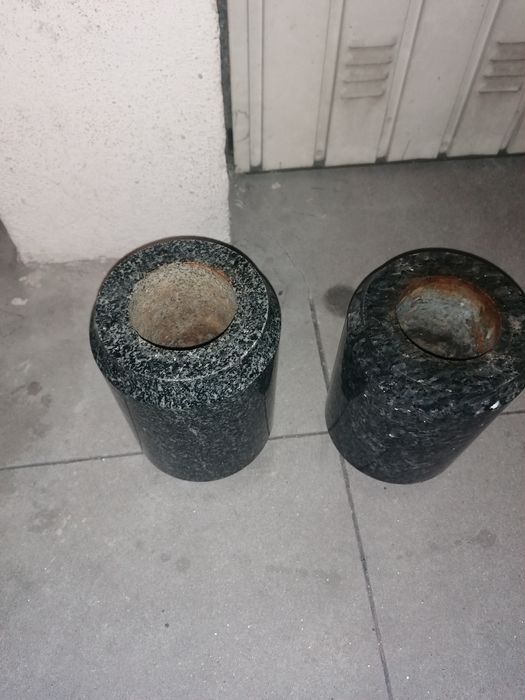 Vasos de cemitério em pedra