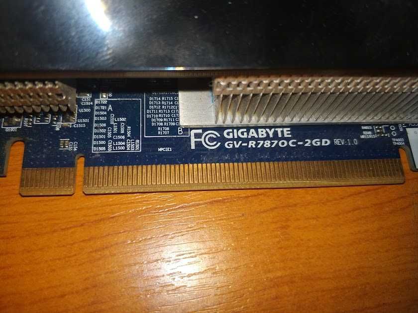 продам видеокарту GIGABYTE GV-R787OC-2GD (HD 7870  2GB)