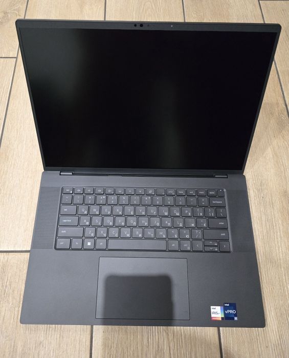 Dell Precision 5680 16" Full HD 500 nit 100% DCI-P3 i5 13600H 16/256