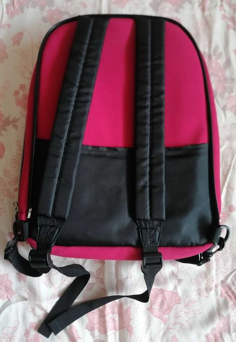 Plecak wielofunkcyjny czerwony.