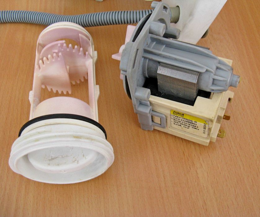 Насос (зливна помпа) Askoll M290889N у зборі пральної машини Zanussi