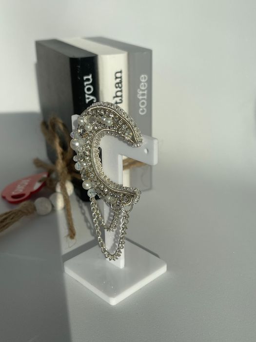 Брошка місяць з ланцюжками