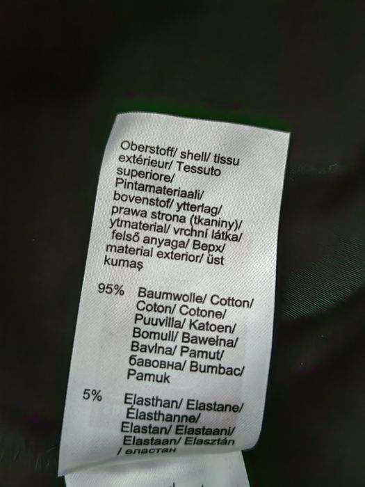 Edgy Glamour – elastyczna shirtowa sukienka midi z ozdobnymi szarfami,