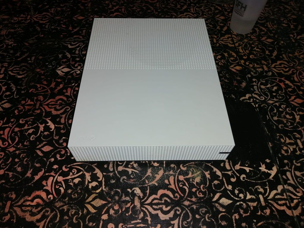 Xbox one S, one terabyte + Jogo Red Dead Redemption II