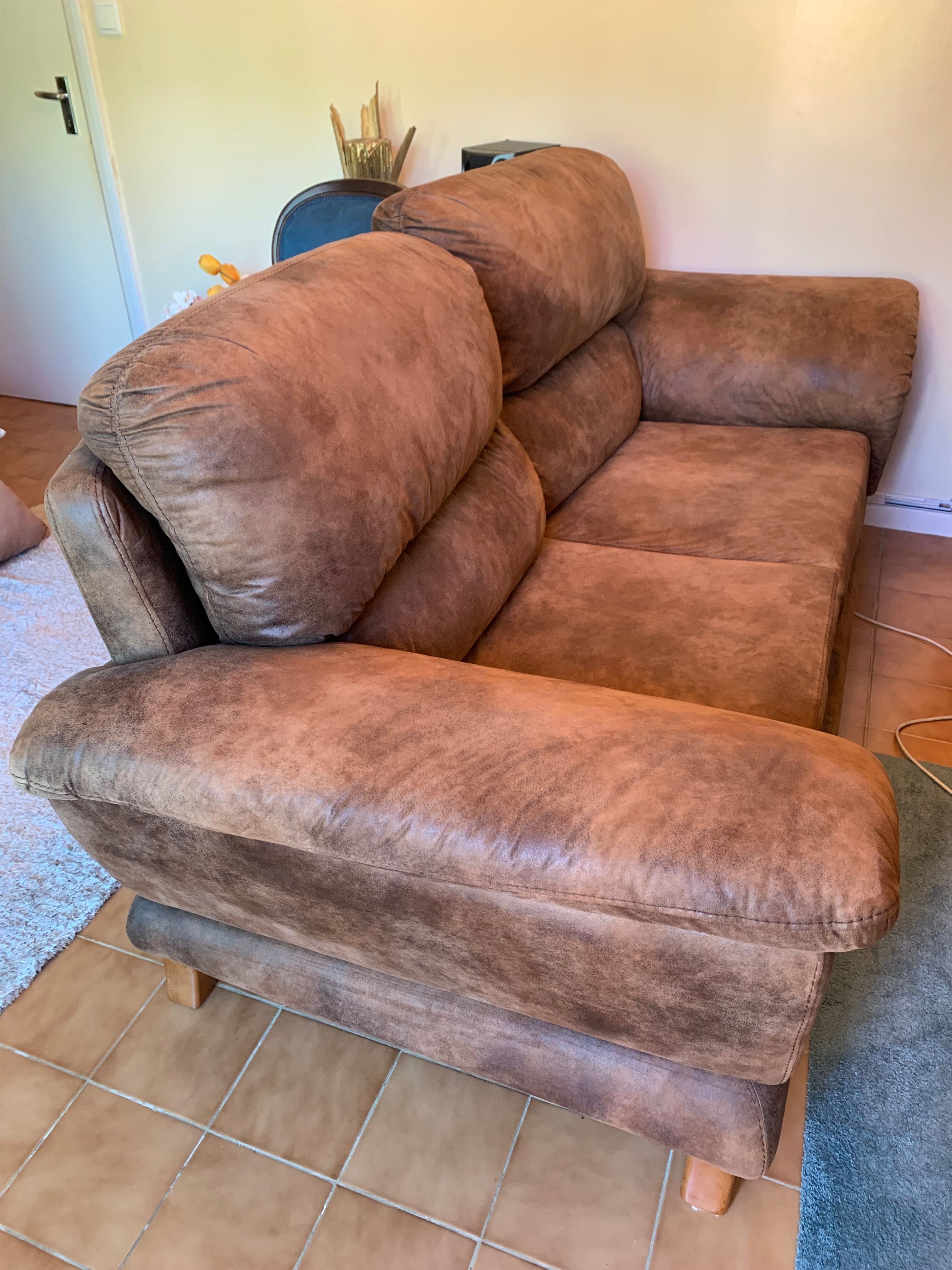 Sofa em tecido castanho