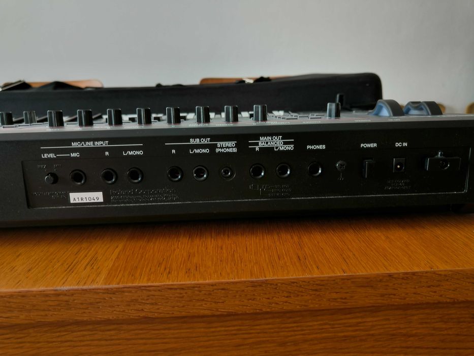 Sintetizador Roland Fantom 06 com Mala de Transporte. Novo