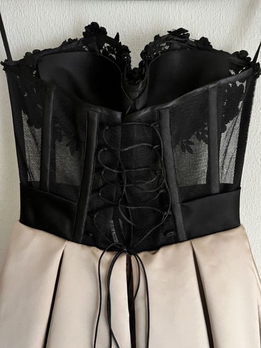 Плаття на випускний
з корсетом на завязках у вигляді шнурівки