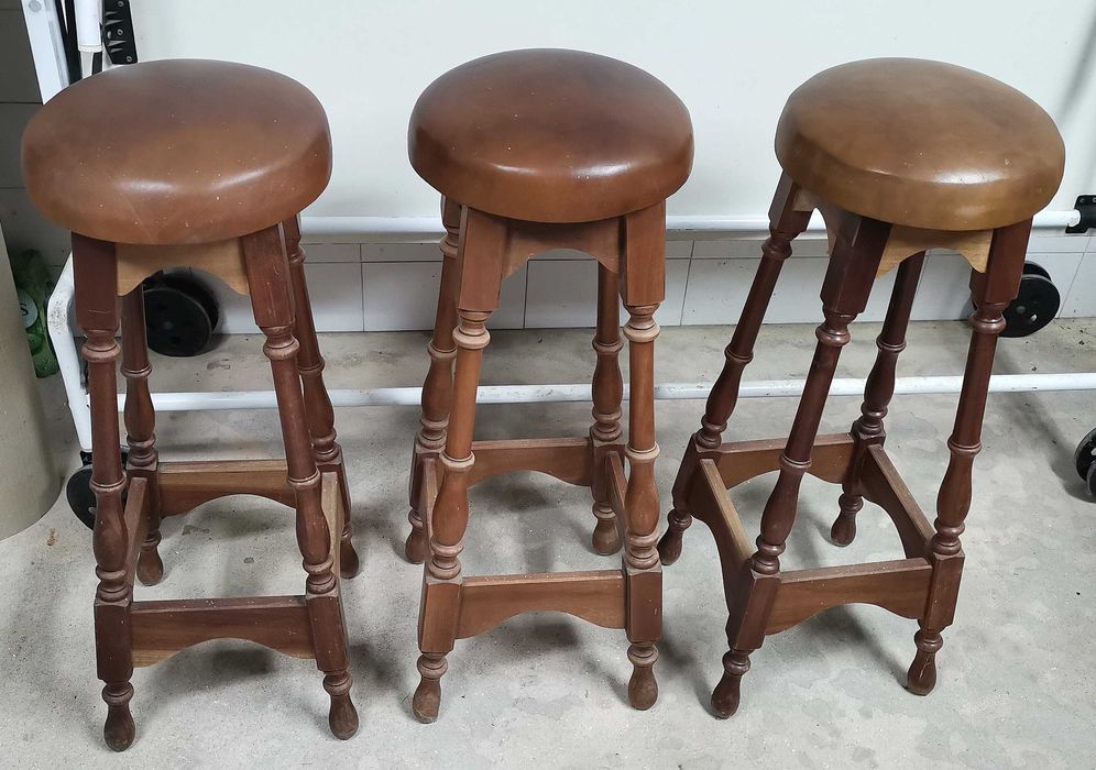 Bancos em madeira de Mogno forrados a pele