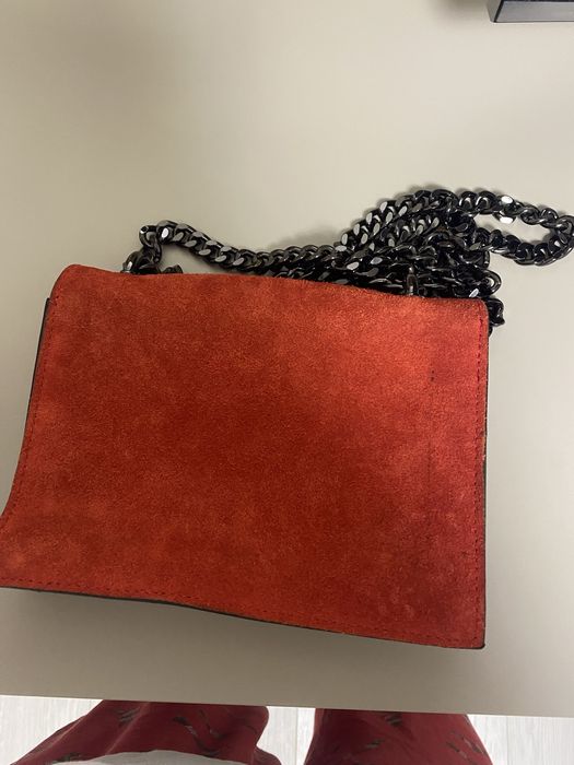 Червона шкіряна сумка