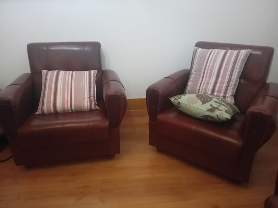 sofás em pele castanha