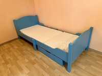 Łóżko drewniane turkusowe z materacem i szufladą na pościel