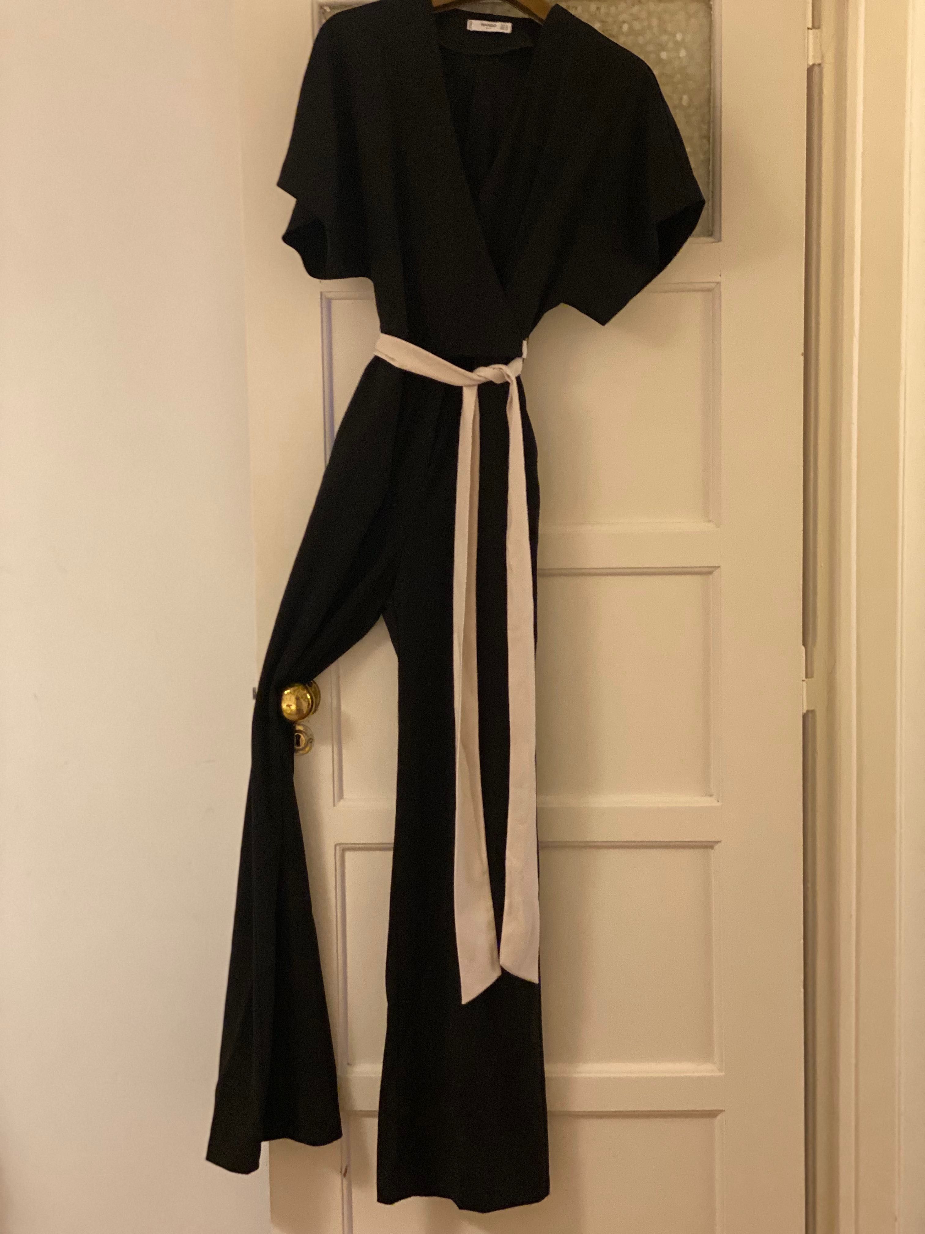 Jumpsuit preto com cinto branco Mango Tam. S