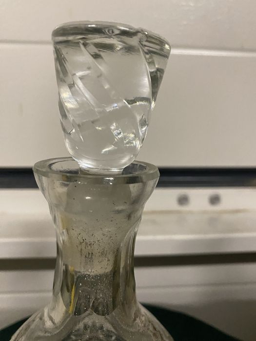 Stara kryształowa karafka