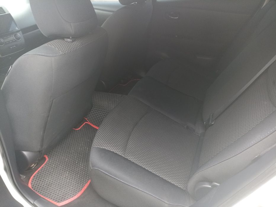 Продам Nissan leaf.