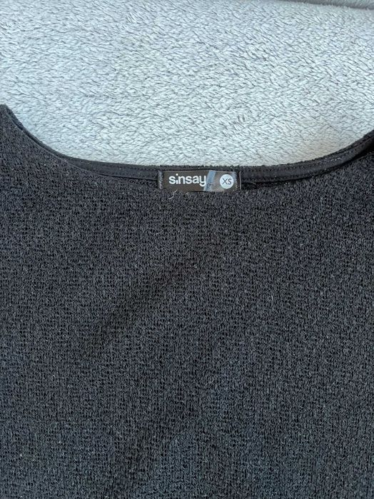 Czarny sweterek damski z wycięciem