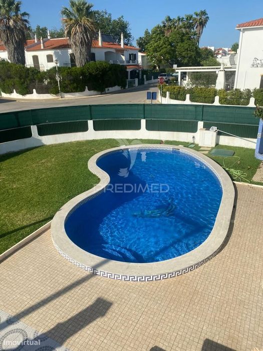 Moradia em Banda  V4 com piscina na Urb Bela praia
