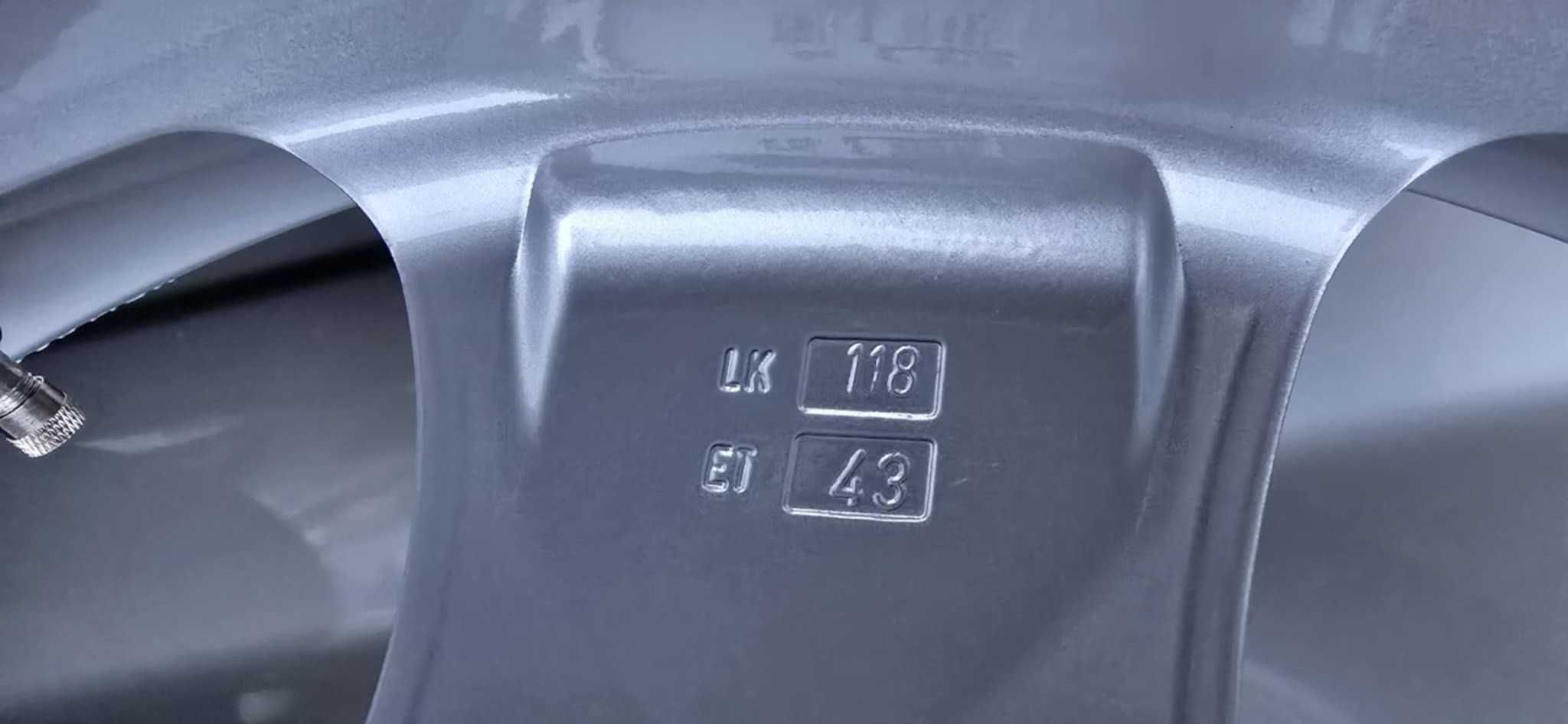 Alufelgi Trafic Vivaro 5x118  oryginalny rozstaw 16  17 Nowe opon 2023