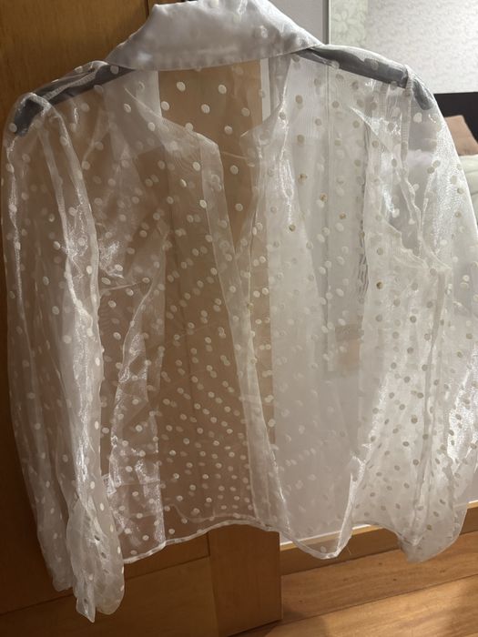 Camisa branca transparente com bolinhas