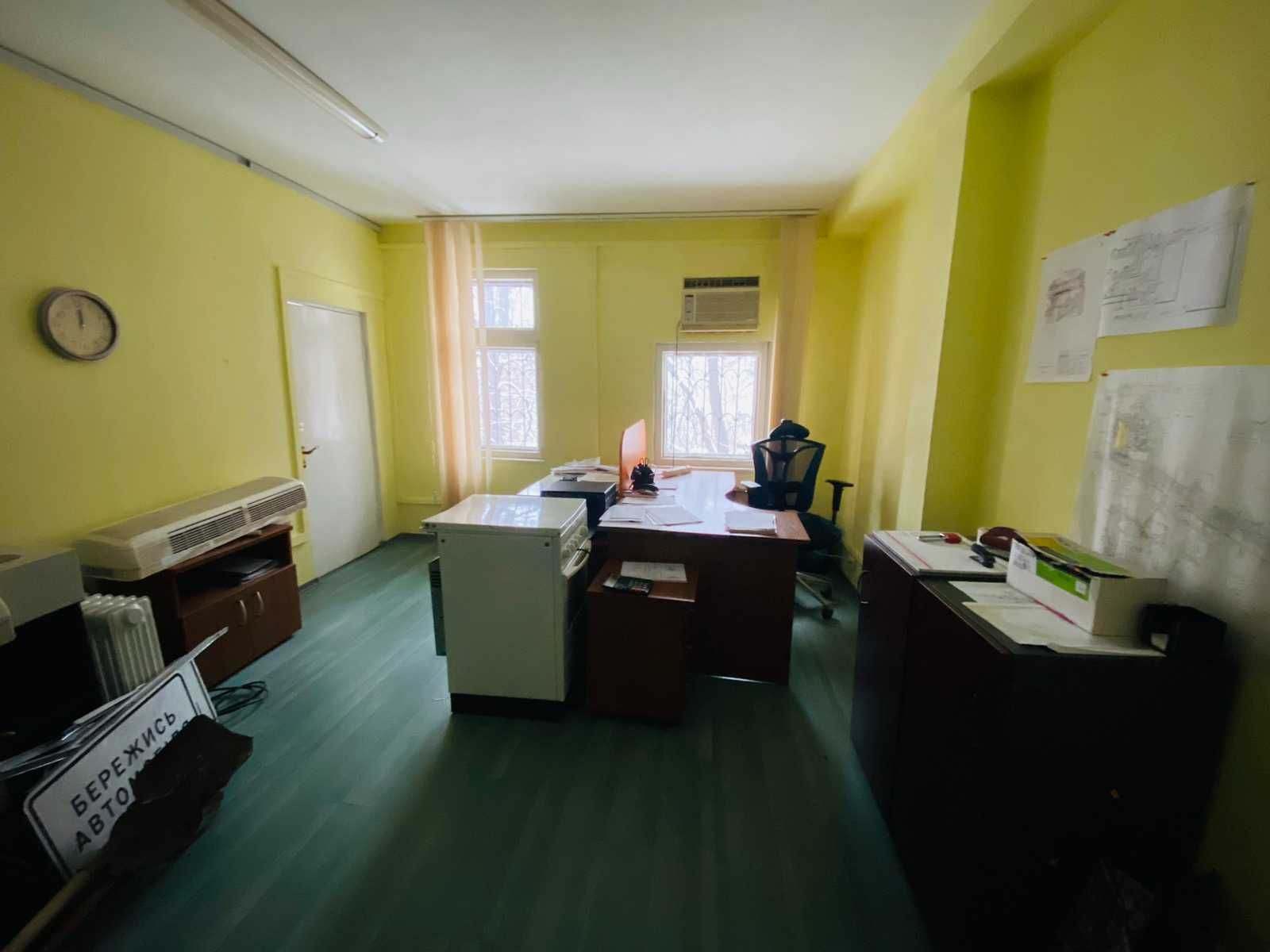 Будівля у центрі  Києва. метро Університет. 600 м.кв !