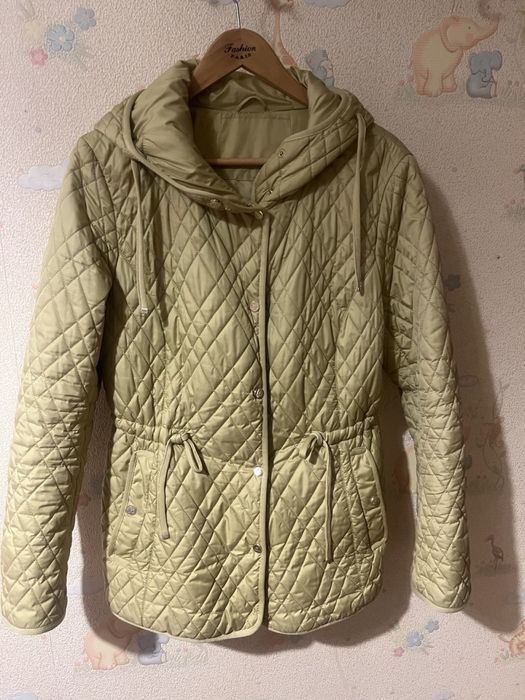Світло-оливкова стьобана куртка