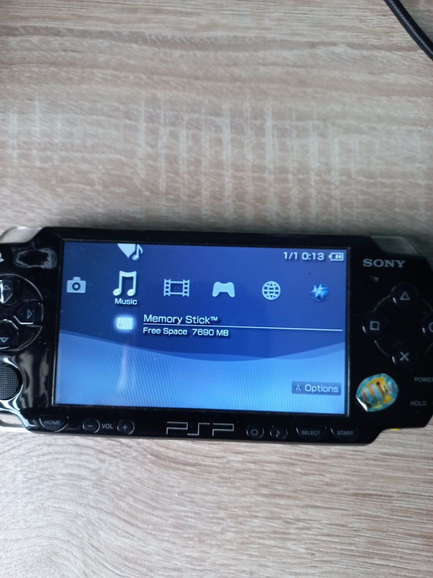 PSP + Bateria (NOWA w środku) + Karta pamięci 8 GB + Etui + Ładowarka