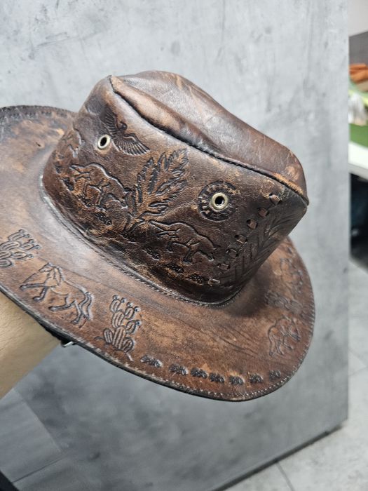 Skórzany australijski kapelusz bogato zdobiony.