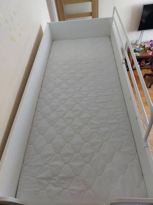 Antresola z biurkiem i szafą