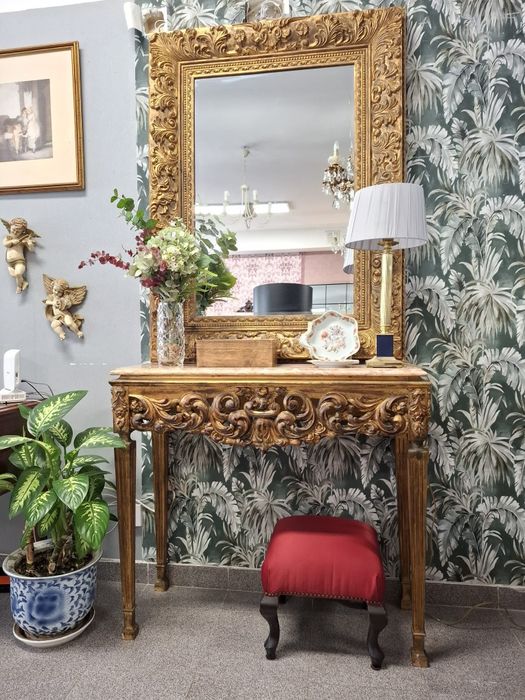 Coniunto de consola antiga com espelho de grande dimensão.