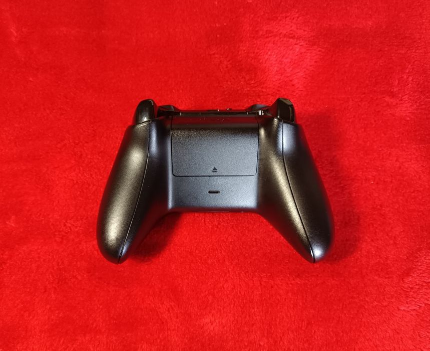 XBOX ONE X praticamente NOVA (1 tb memória)