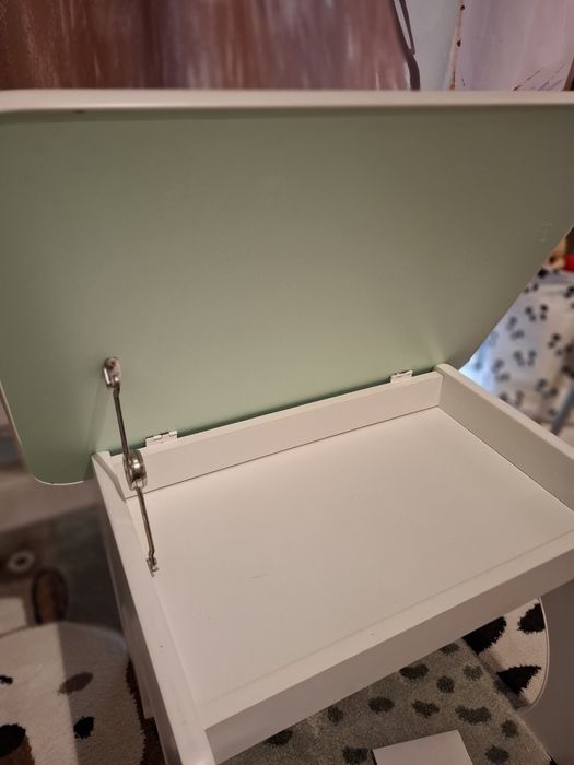 Drewniany stolik dla dzieci w kolorze miętowym